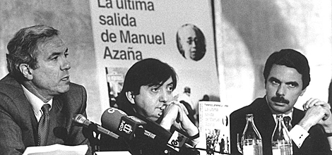 Aznar (derecha) en la presentación de 'La última salida de Manuel Azaña'.